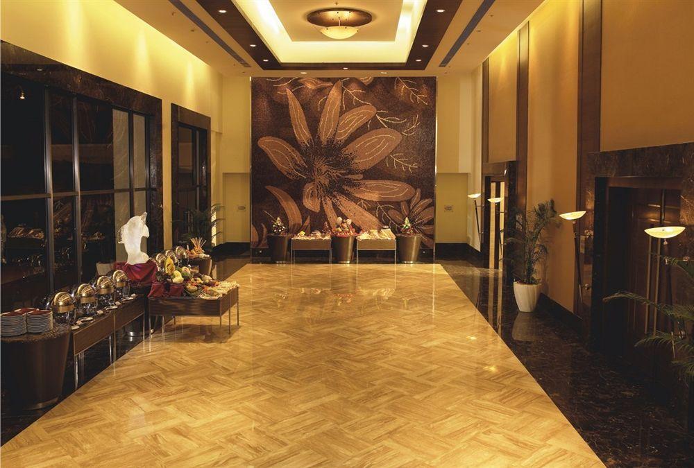 The Retreat Hotel & Convention Centre Mumbai Dış mekan fotoğraf