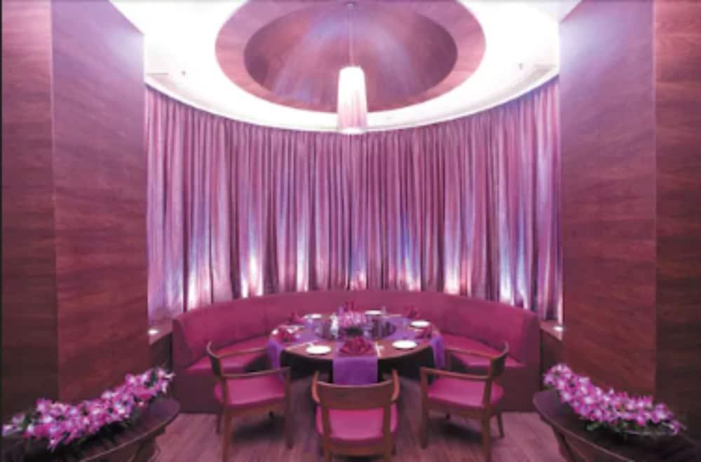 The Retreat Hotel & Convention Centre Mumbai Dış mekan fotoğraf