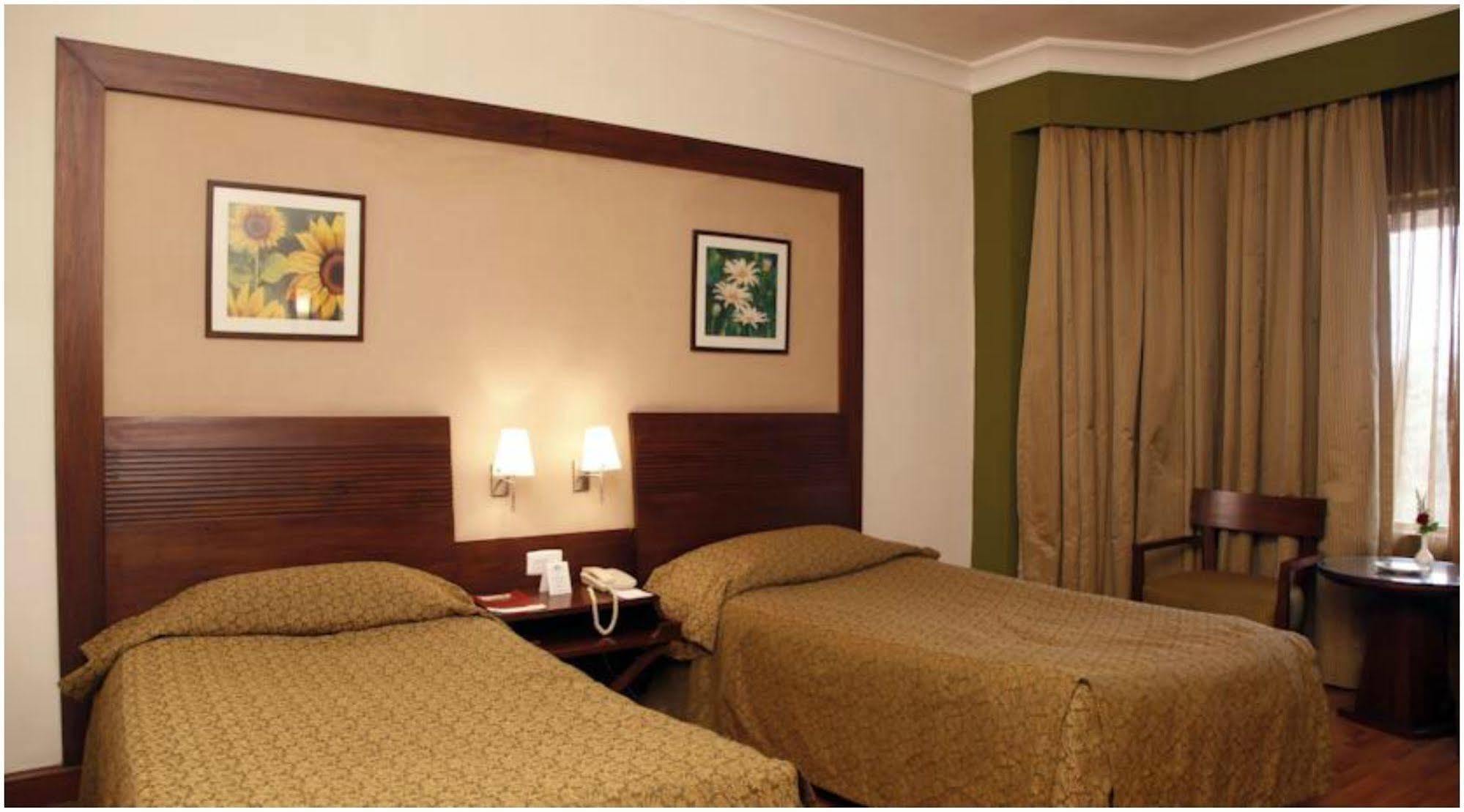 The Retreat Hotel & Convention Centre Mumbai Dış mekan fotoğraf