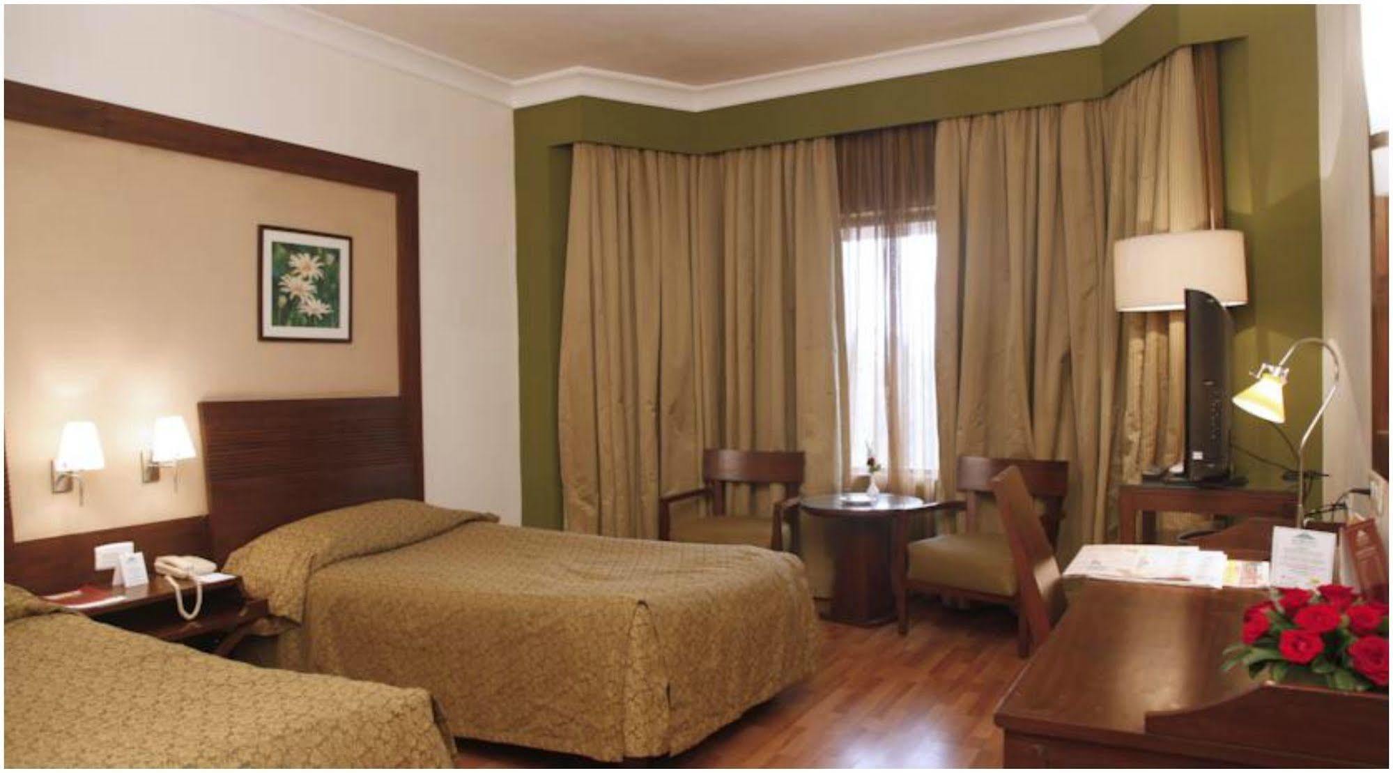 The Retreat Hotel & Convention Centre Mumbai Dış mekan fotoğraf