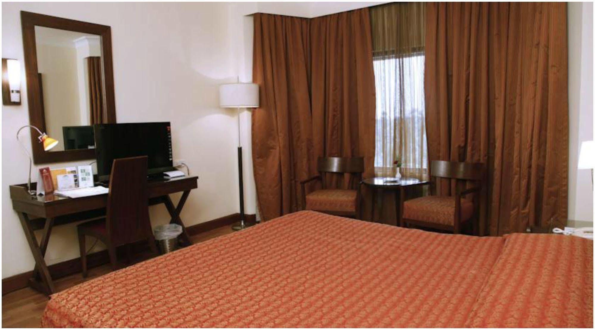 The Retreat Hotel & Convention Centre Mumbai Dış mekan fotoğraf