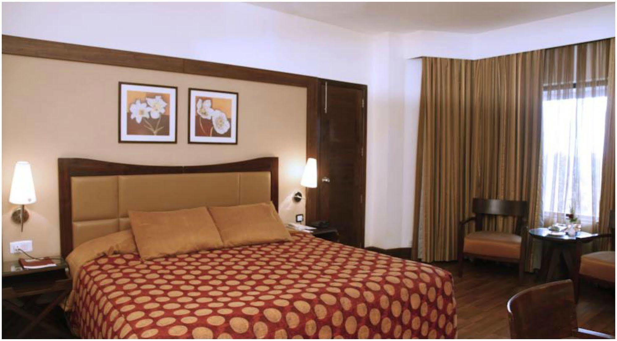 The Retreat Hotel & Convention Centre Mumbai Dış mekan fotoğraf