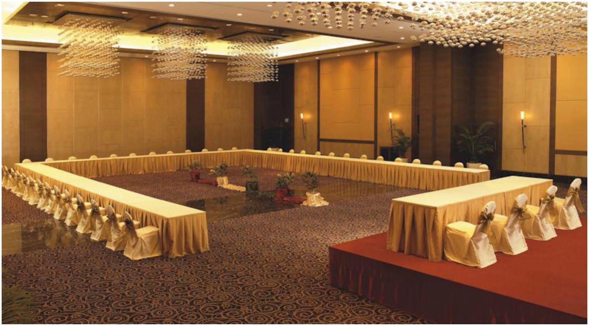 The Retreat Hotel & Convention Centre Mumbai Dış mekan fotoğraf