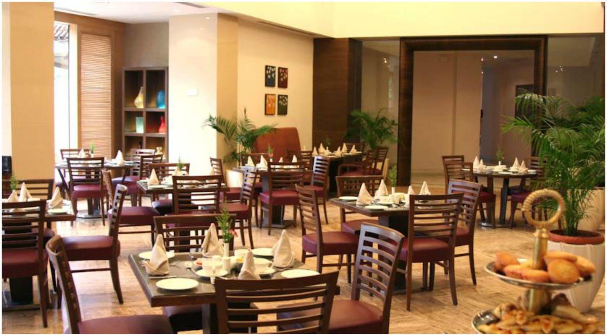 The Retreat Hotel & Convention Centre Mumbai Dış mekan fotoğraf