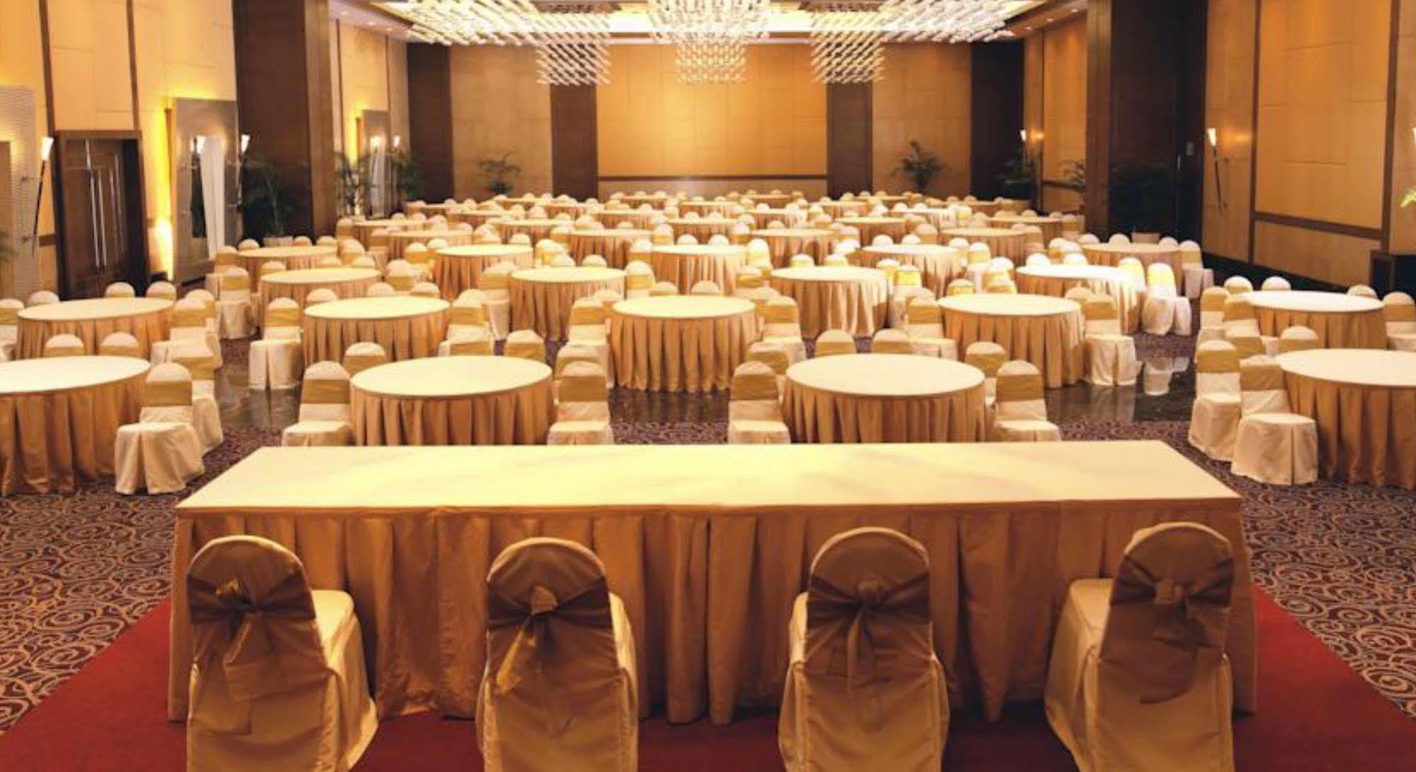 The Retreat Hotel & Convention Centre Mumbai Dış mekan fotoğraf