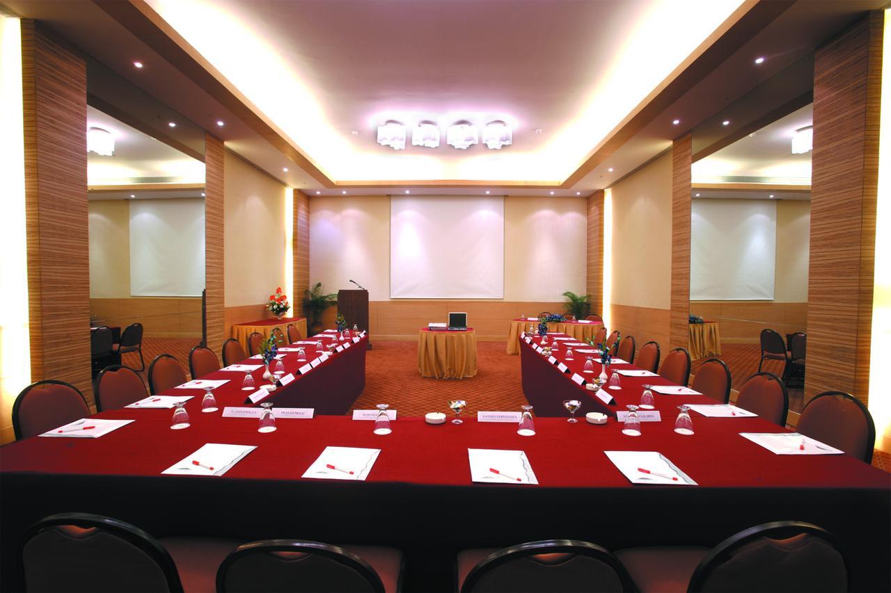 The Retreat Hotel & Convention Centre Mumbai Dış mekan fotoğraf