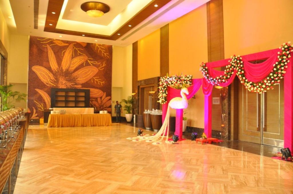 The Retreat Hotel & Convention Centre Mumbai Dış mekan fotoğraf
